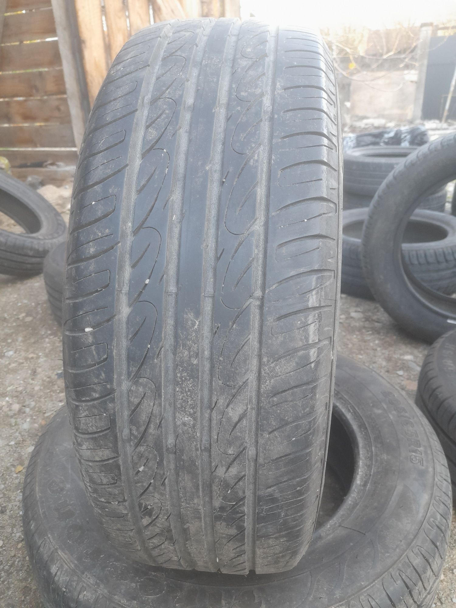 Vând 2 anvelope 205 65 15 firestone de vara bune