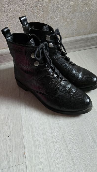Продаю ботинки женские