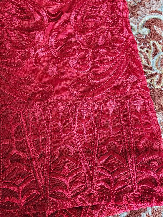 Червена официална рокля без ръкави с бродерия с копринени конци