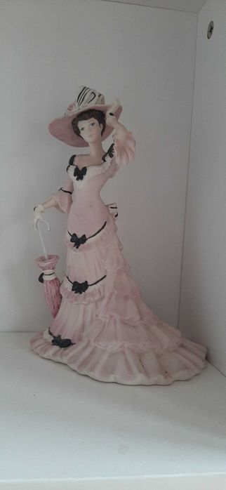 Порцеланови кукли с маркировка