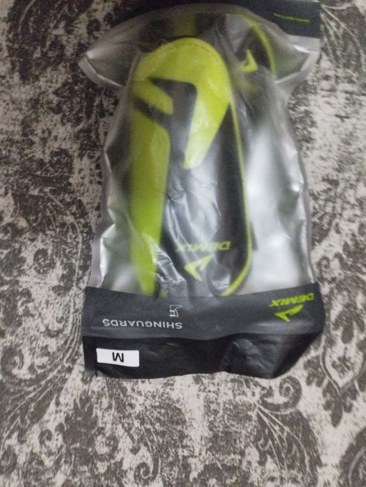 Продаются футбольные щитки