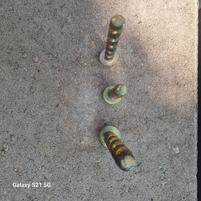 Suruburi cu fixare directă în beton