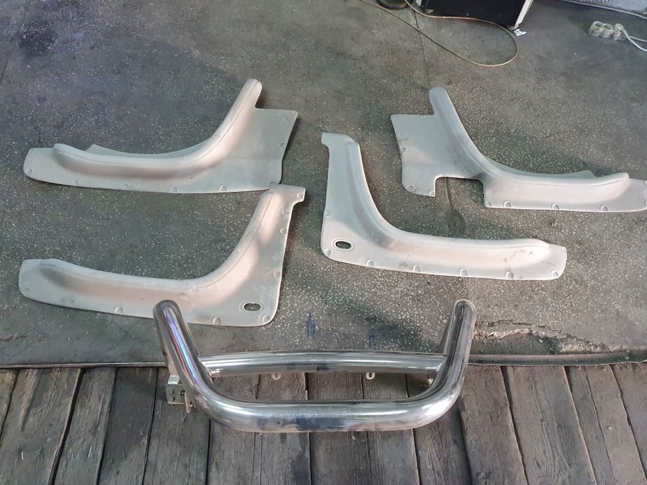 Vând overfendere şi bulbar pentru Suzuki Jimni.