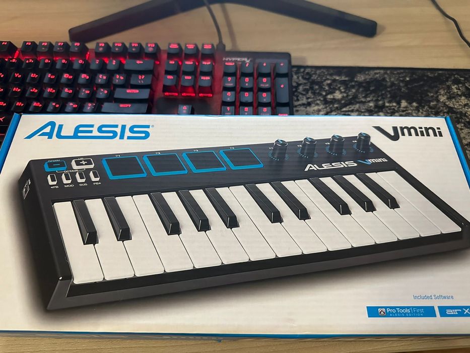 MIDI клавиатура Alesis
