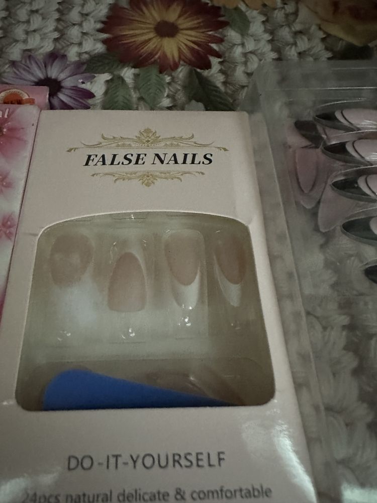 Vand 7seturi de unghii false cu 2 lipiciuri