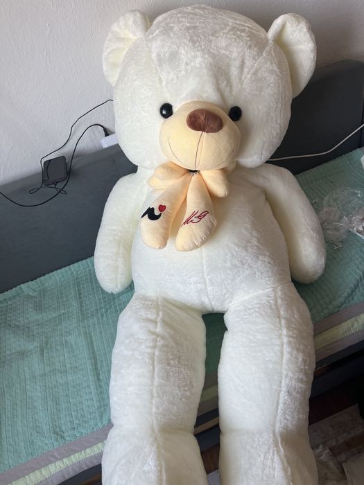 Большой плюшевый мишка с бантом 1