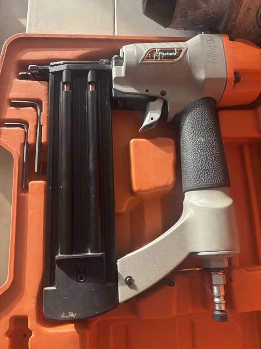 Pistol batut cuie pneumatic