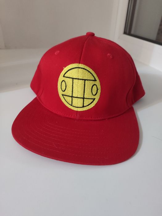 Бейсболка с прямым широким козырьком