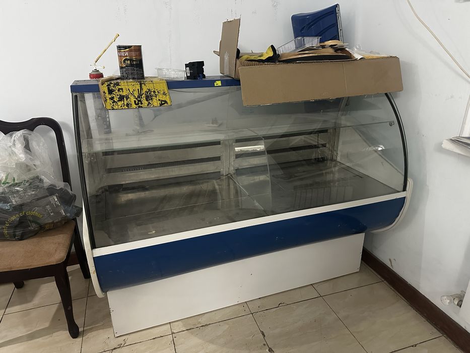 Продам холодильную витрину