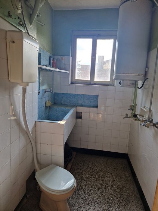 Продавам етаж от къща в Асеновград  !