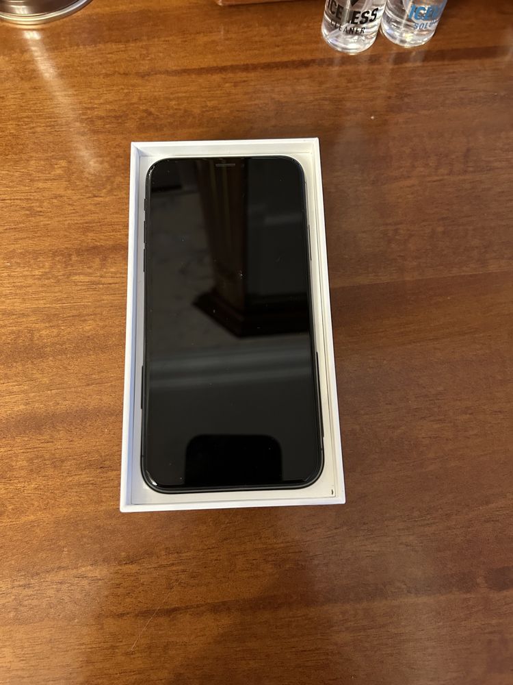 Продам Iphone X , в хорошем состоянии вместе с коробкой