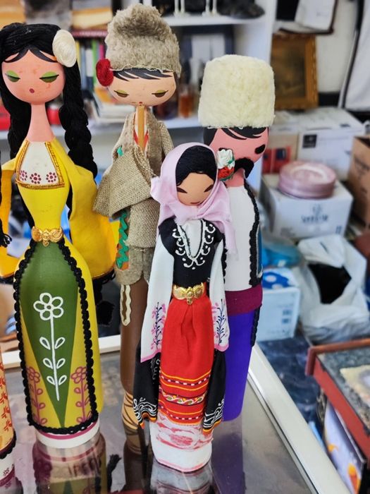 Стари Дървени кукли с традиционни носии
