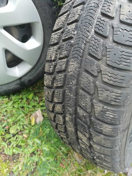 Vând  4 cauciucuri de iarna 215/50 R 17 profil bun