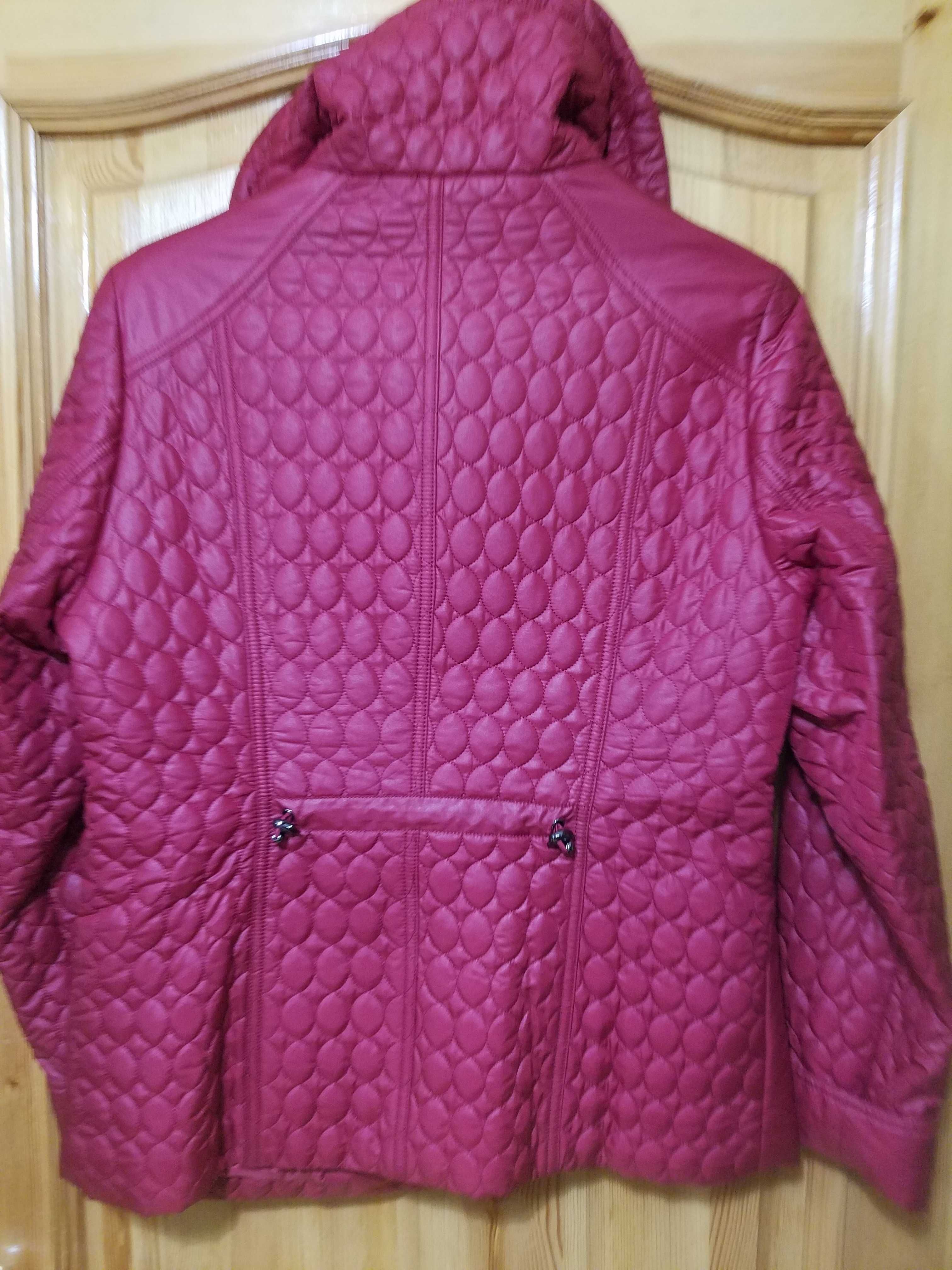 Куртка демисезонная,  размер  48 - 50. Цвет красный.