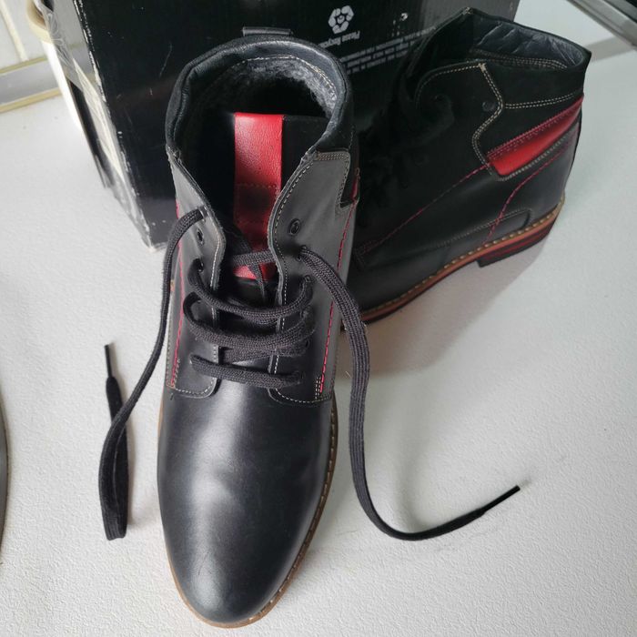 Ghete barbati piele naturala 42 negru cu rosu noi