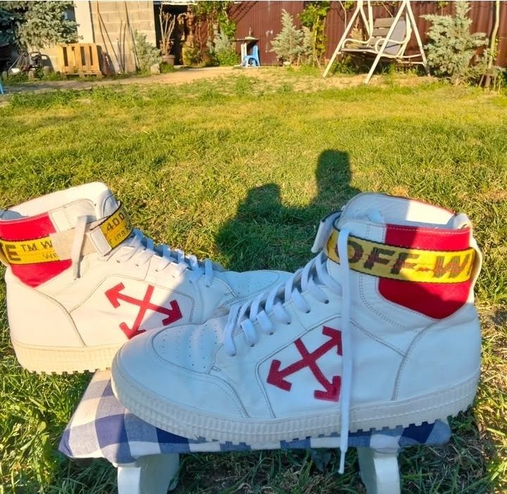 Vând adidași off-white