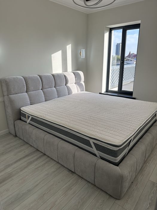 Продается Двухспальная кровать 2,2*2,2 матрац в комплекте