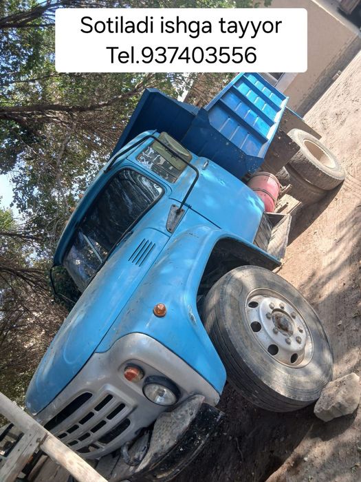 Zil moshinasi yurib turgan