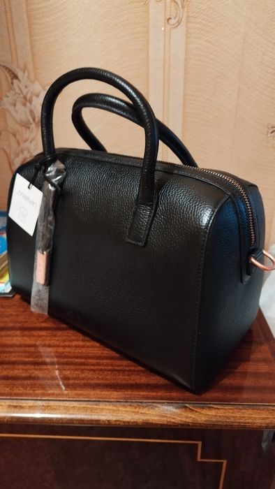 Продается новая кожаная,черная сумка,вместительная,