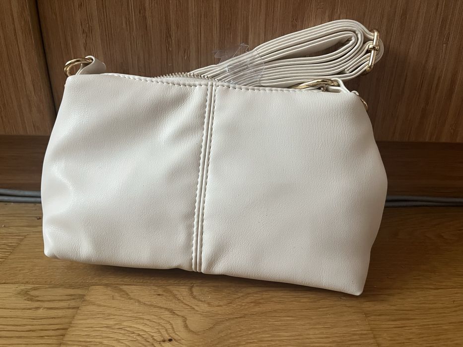 Бяла малка чанта