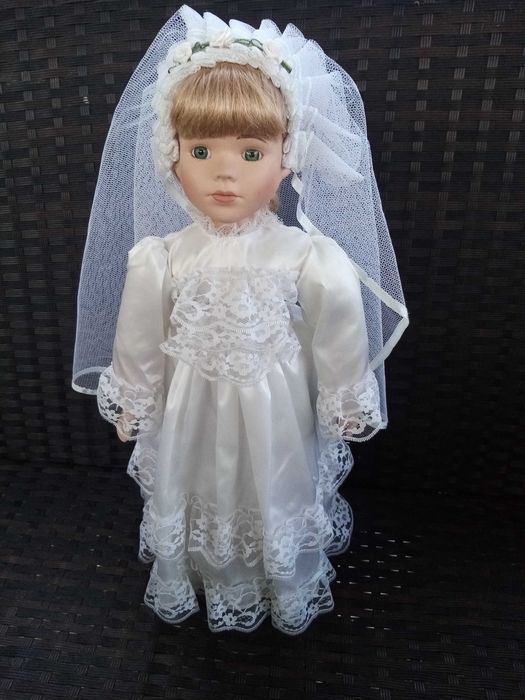 Колекционерска порцеланова кукла - булка