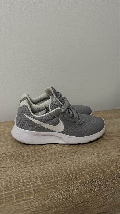 Adidasi Nike dama Tanjun