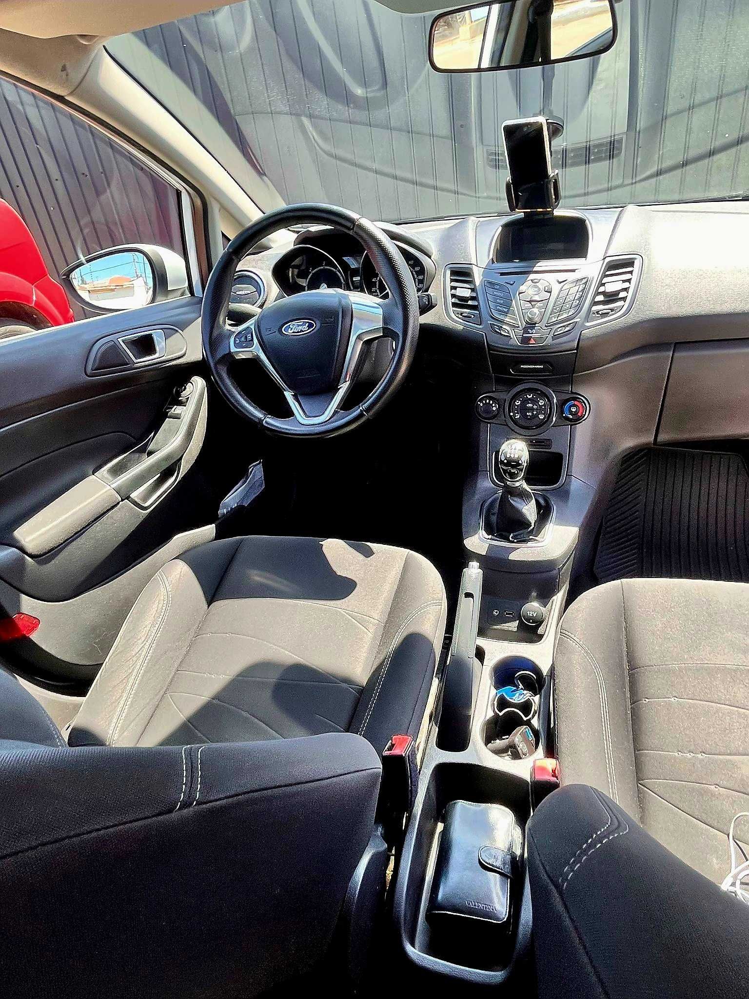 Ford fiesta 2015 , stare excelenta merita văzut