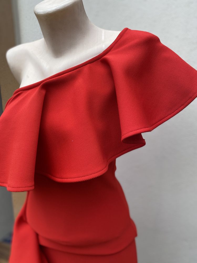 Rochie midi bandage rosie eleganta un umar cu volane
