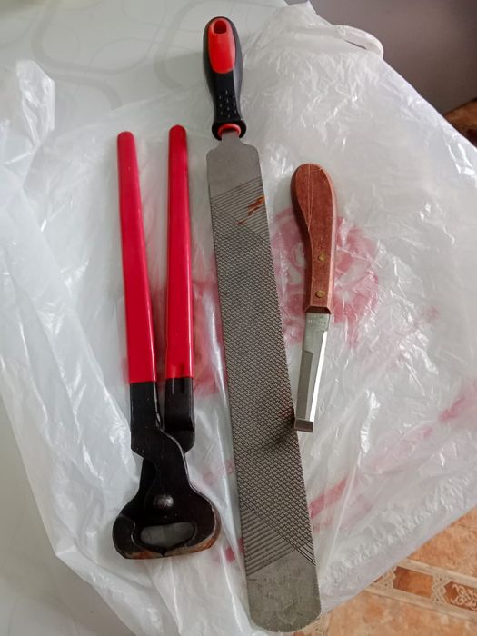 Продам набор для ухода за копытами лошадей