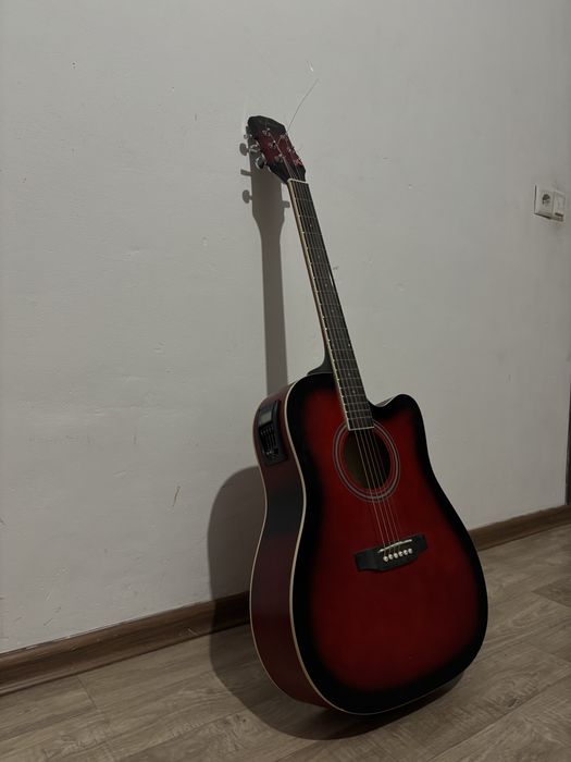 Гитара в хорошем состаянии электроакустически