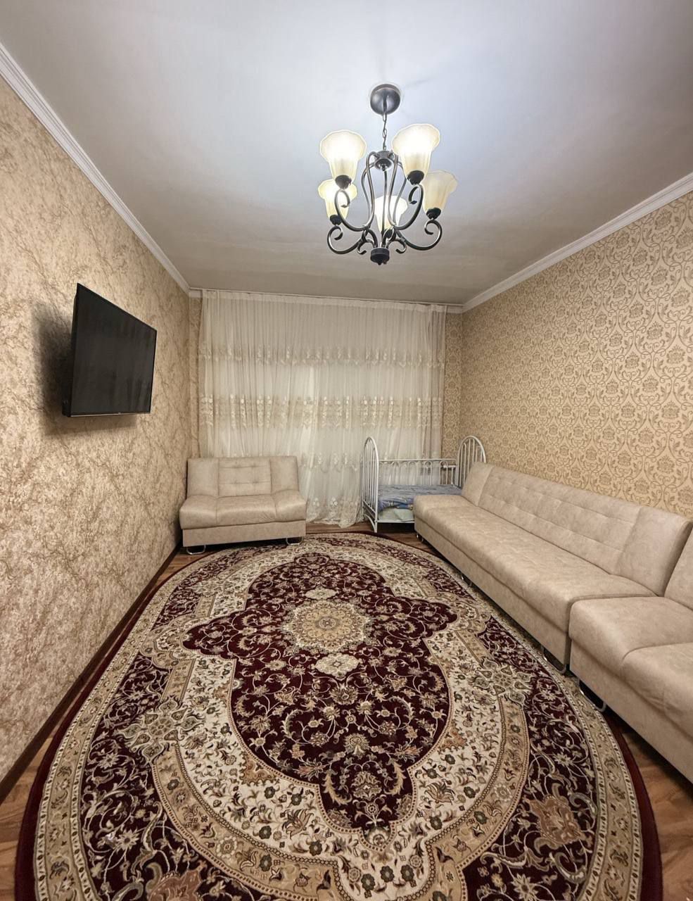 Срочно! Квартира на Новомосковская 2/4/4 общ пл 60м ,77 серия