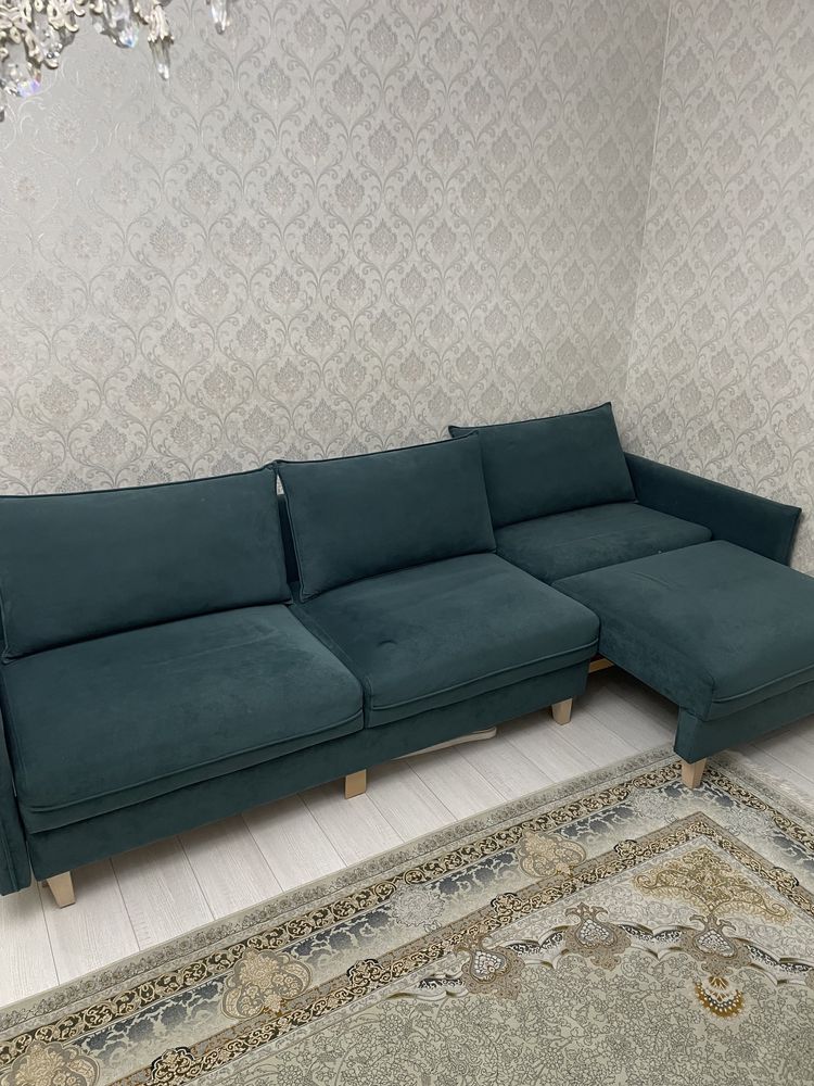 Продается диван на деревянных ножках