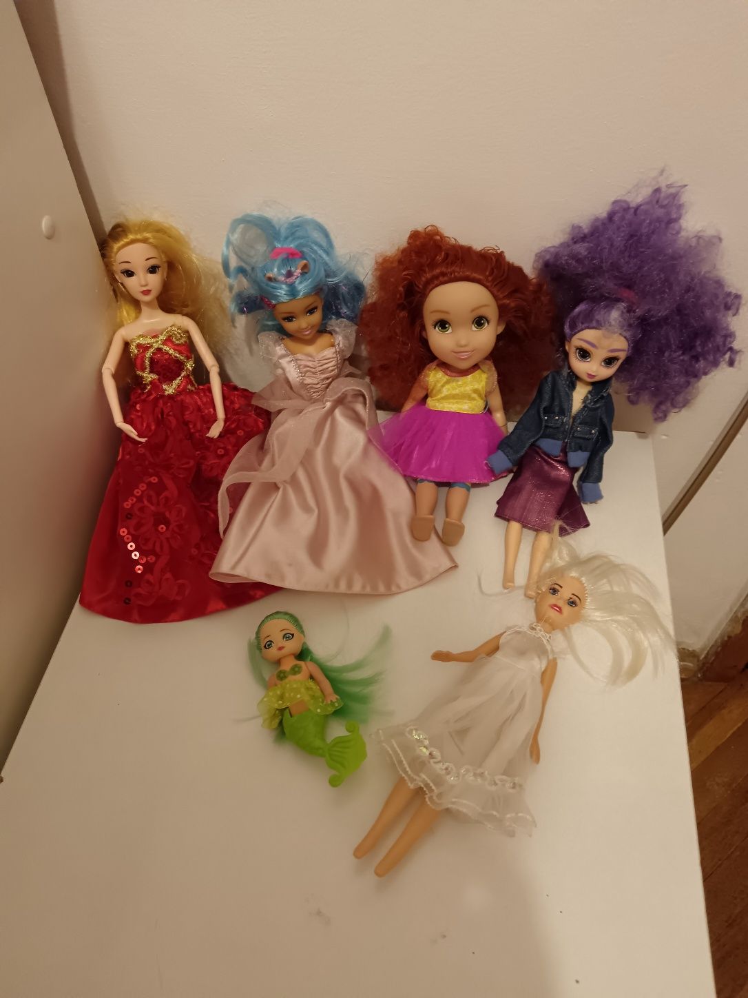 Păpușa Maia și Barbie