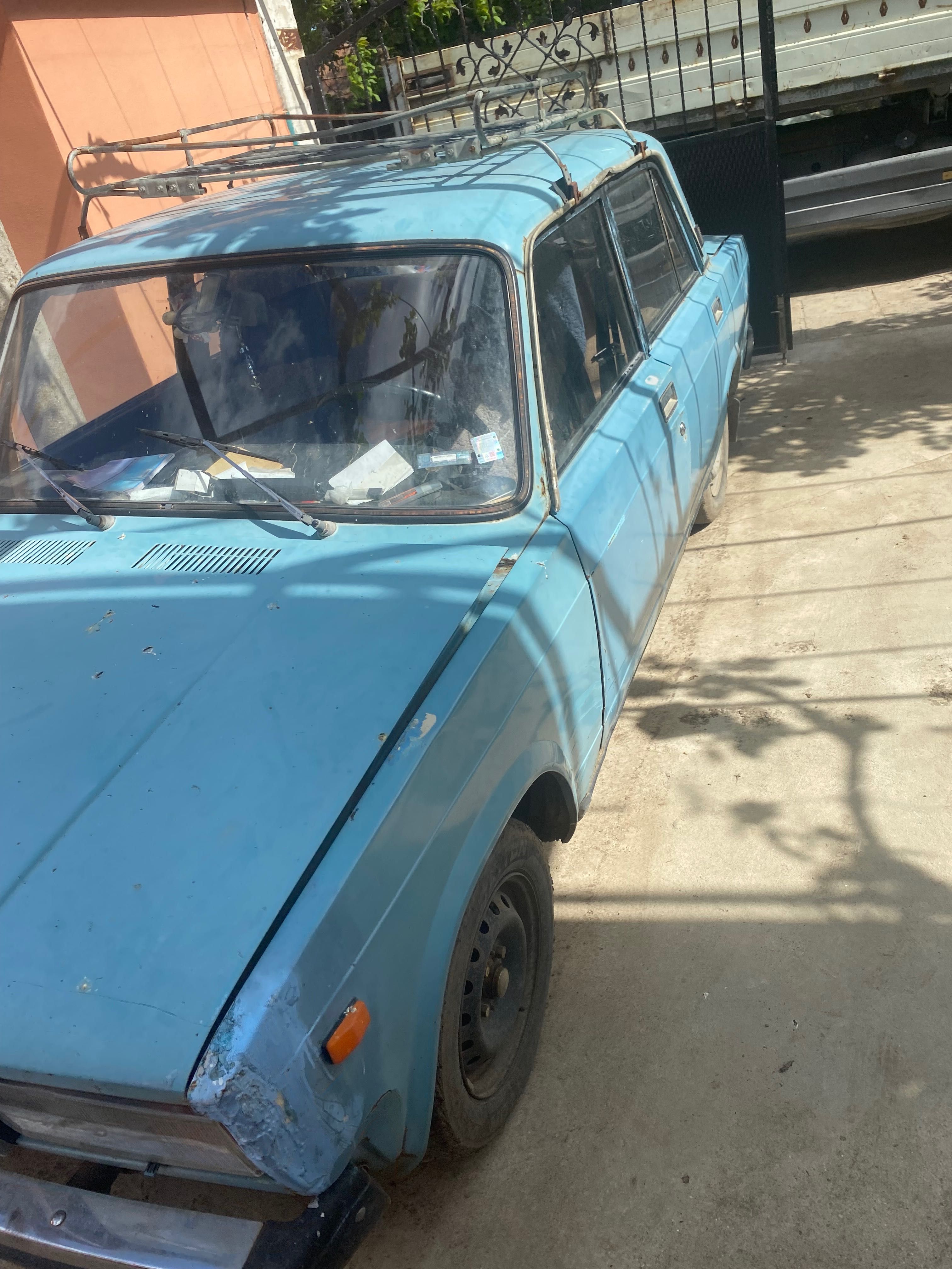 Продава се лада бензин и на газ.