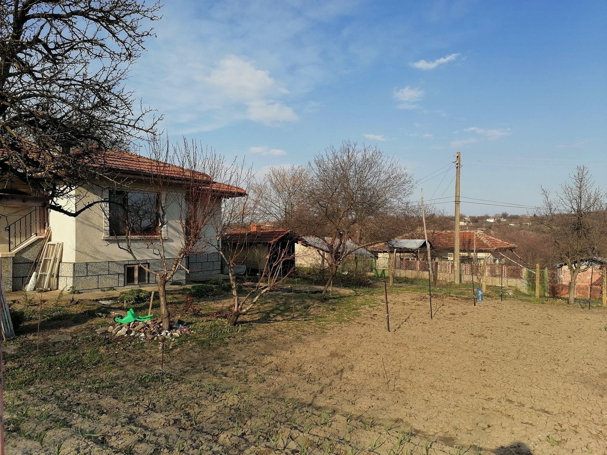 Голяма къща на две улици
