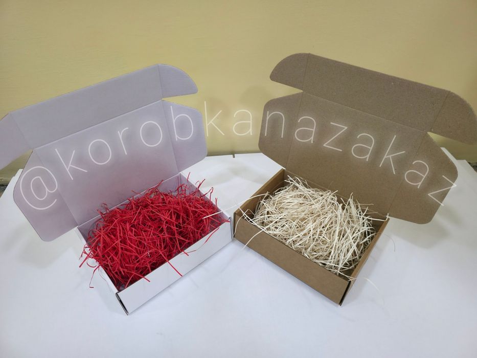 Готовые крафт и белые коробки с  крышкой