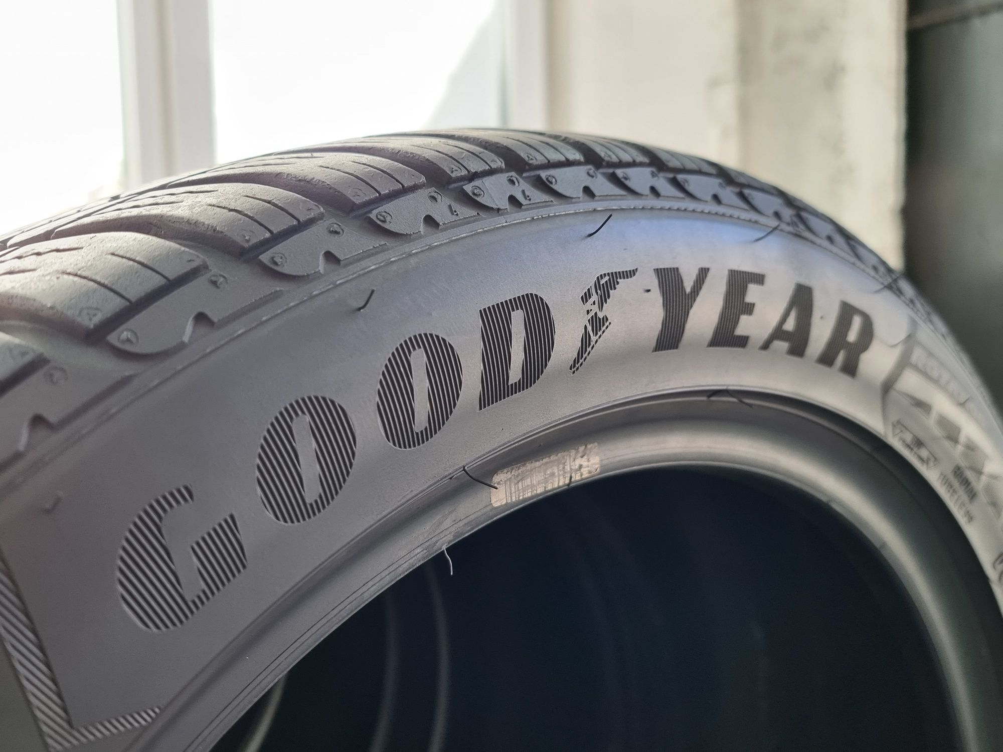 "Dot 21" 245/45/18 Goodyear 4Броя: 440лв 7мм Run On Flat