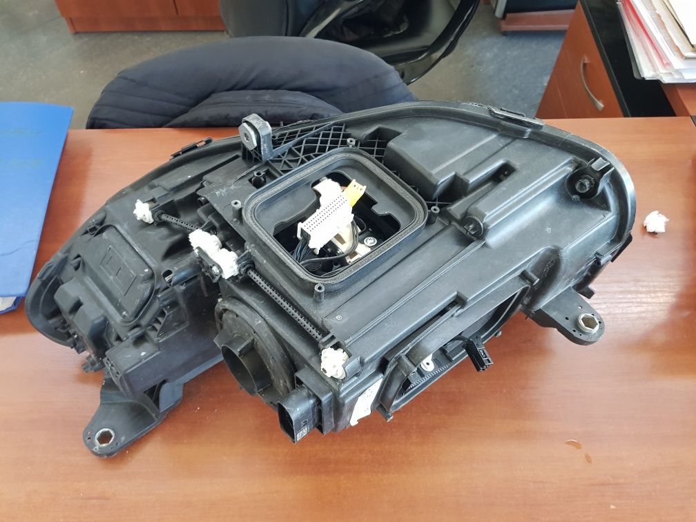 Продавам десен фар за Mercedes CLS w257