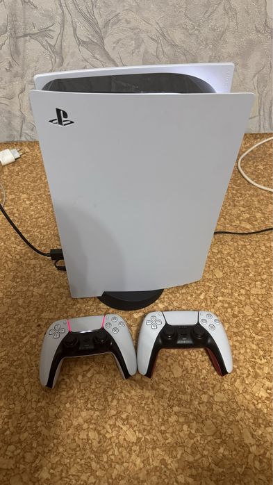 Продам Playstation 5 с 2-я джойстиками и играми