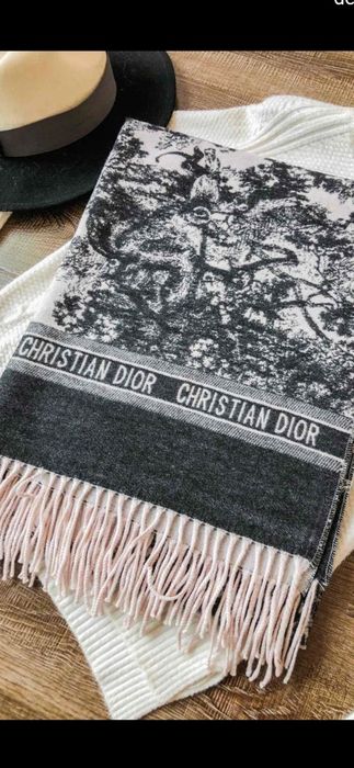 Fular Christian Dior, model 2026