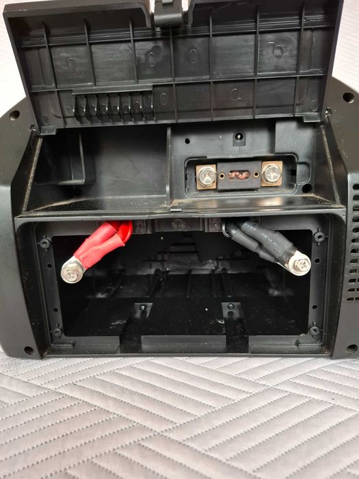 MotoMaster Eliminator PowerBox 400W/600A cu Invertor