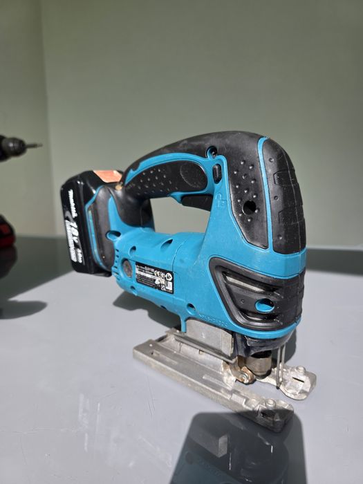 Fierastrau pendular Makita DJV 180