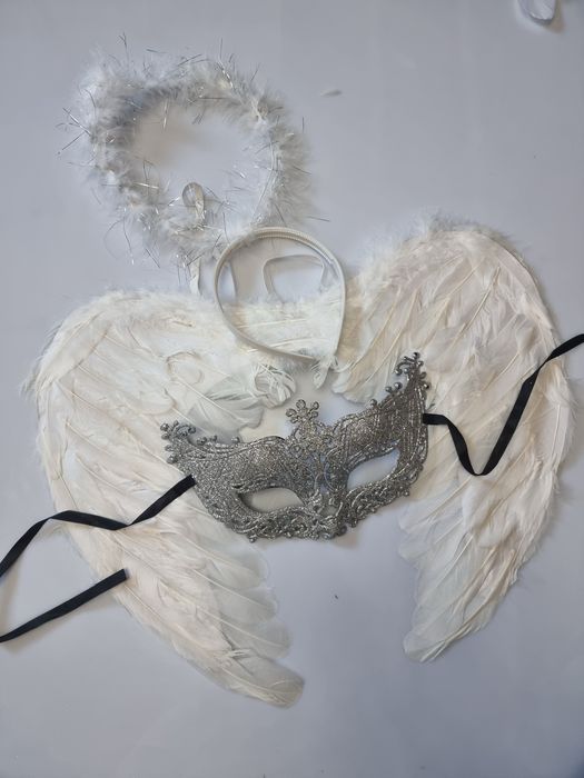 Белые крылья и нимб ангела