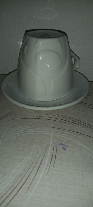 Două cești +farfurii pentru cafea