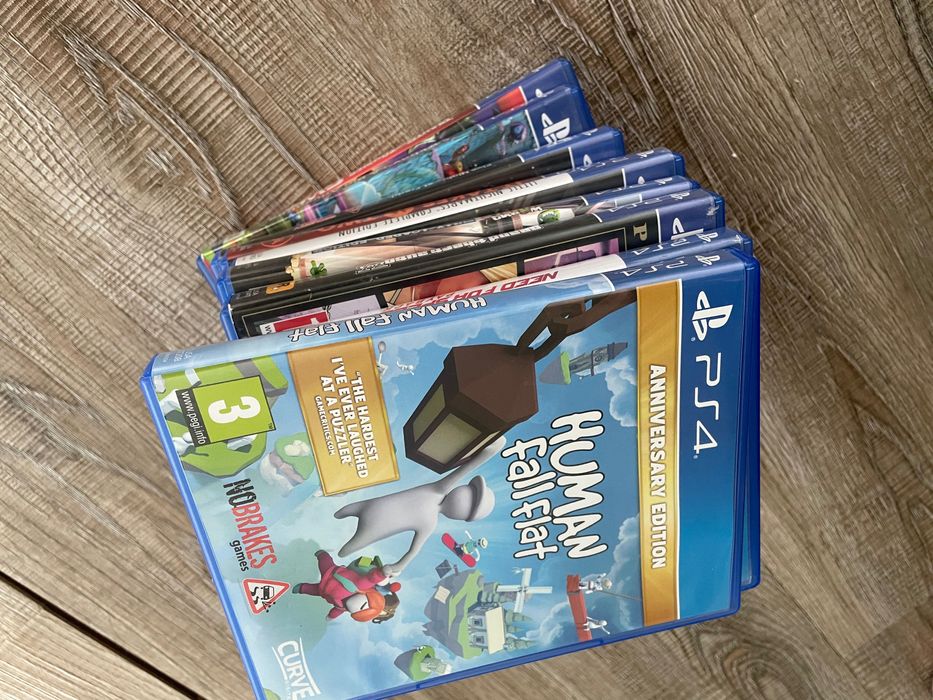 Vând Ps4 slim 1TB. Cadou 2 controlere și 10 CD-uri cu jocuri