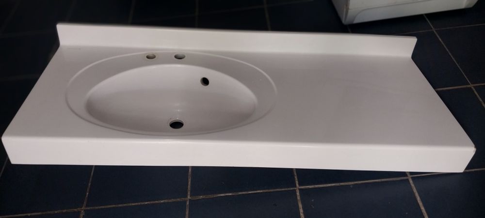 Раковина со столешницей литая.