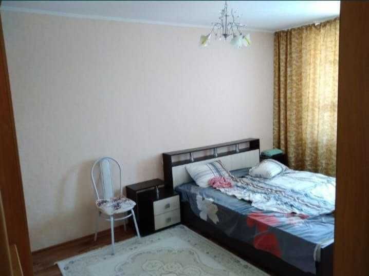 продается 3 комнатная  квартира в центре города 1985г кирпич