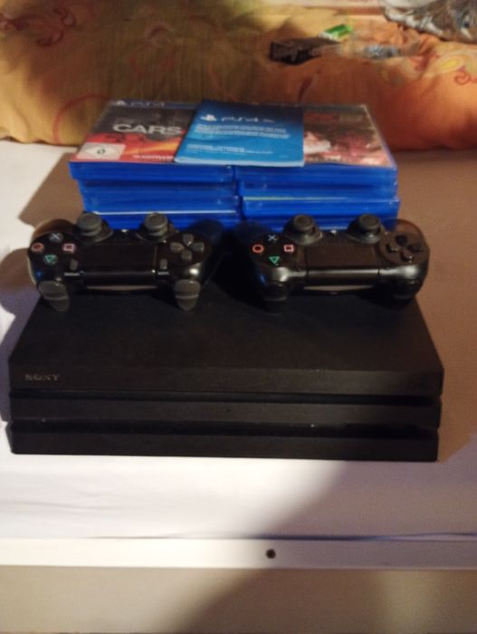 Vand PS4 pro pret 250€ negociabil,11 jocuri +2 console