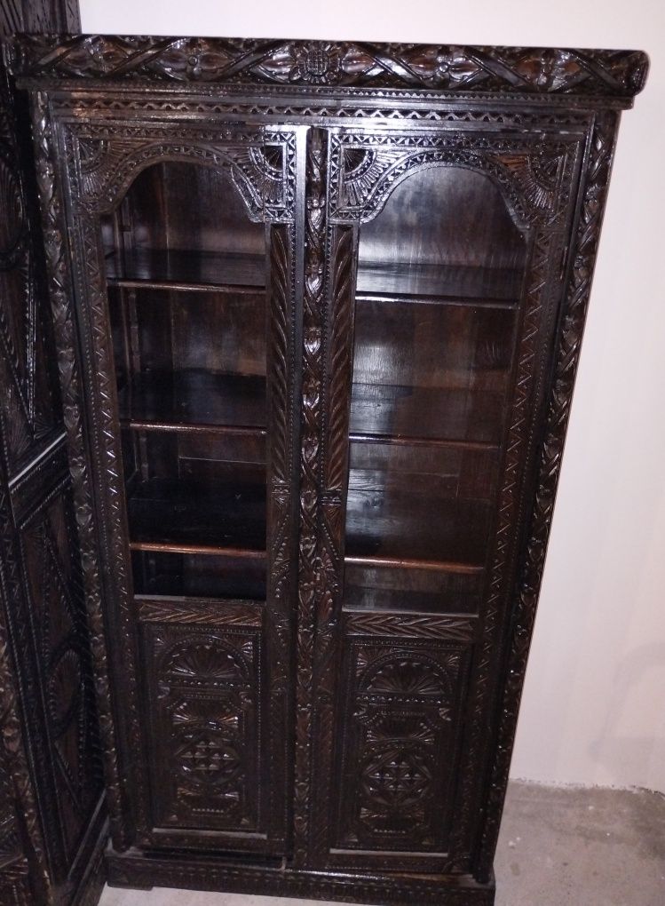 Vitrină sculptată în stil Brâncovenesc