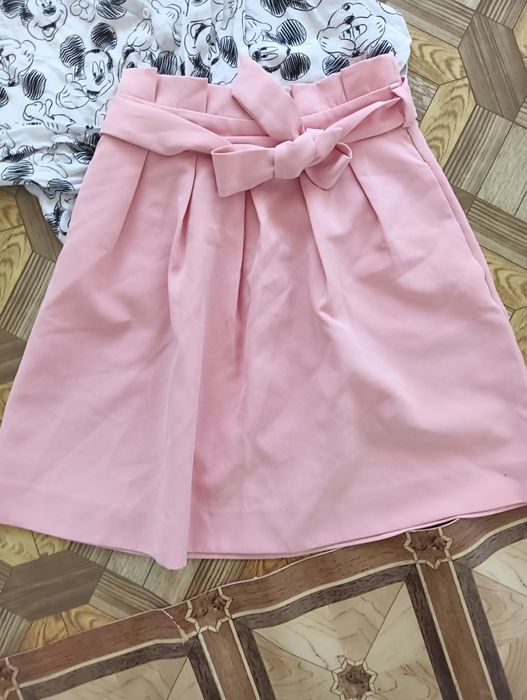 Cămașă albă cu imprimeu și fustă cu talie mărimea XS